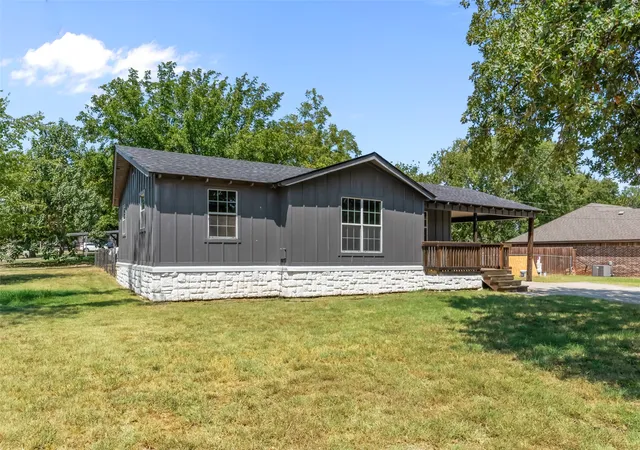 Photo 2 of Single family home for sale at 417 N Birch St, Springtown, TX 76082 | MLS# 21364605 | Listing updated on 2026-08-29