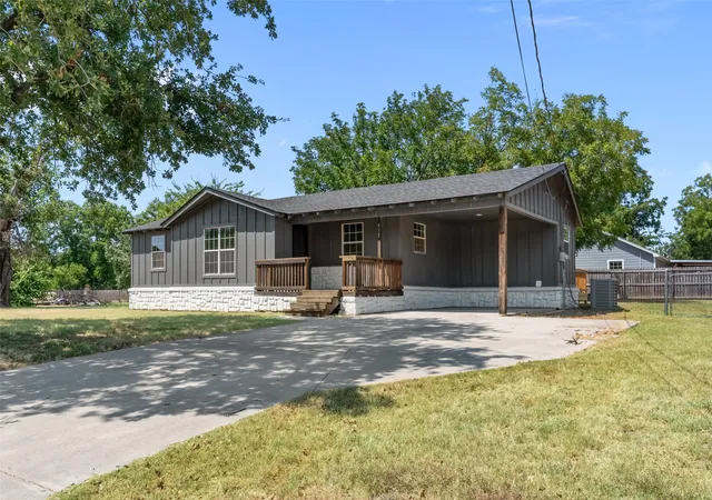 Photo 3 of Single family home for sale at 417 N Birch St, Springtown, TX 76082 | MLS# 21364605 | Listing updated on 2026-08-29
