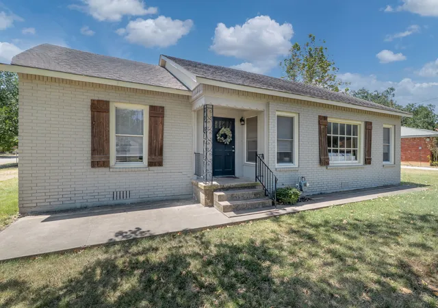 Photo 2 of Single family home for sale at 805 S Tyler St, Mc Gregor, TX 76657 | MLS# 21363023 | Listing updated on 2026-08-23