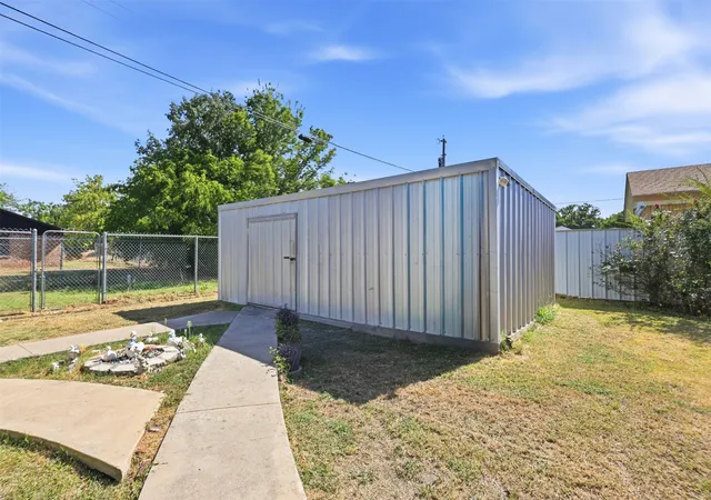Photo 2 of Single family home for sale at 2107 10th St, Mineral Wells, TX 76067 | MLS# 21344102 | Listing updated on 2026-08-22