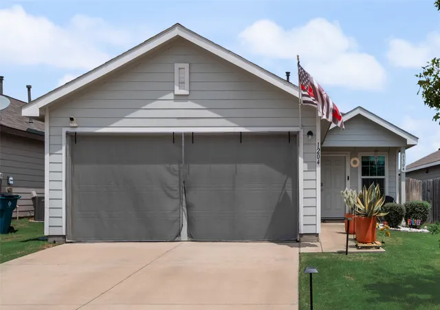 Photo 2 of Single family home for sale at 1204 Fairford Rd, Crandall, TX 75114 | MLS# 21361178 | Listing updated on 2026-08-22