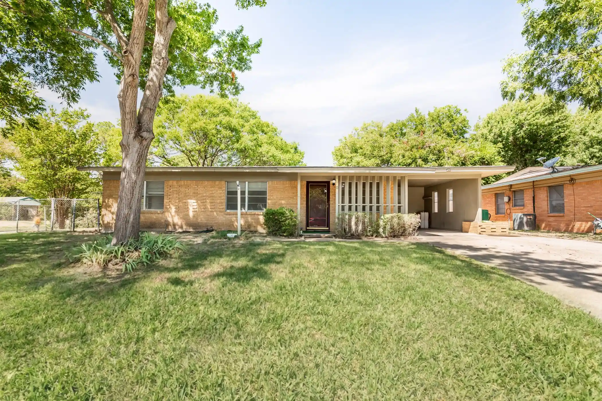 Photo 1 of Single family home for sale at 1203 Sunnybrook Dr, Irving, TX 75061 | MLS# 21367058 | Listing updated on 2026-10-10