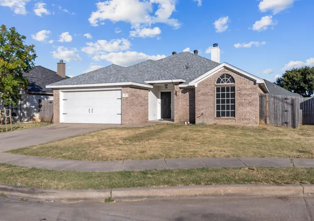 Photo 1 of Single family home for sale at 607 Meadowbrook Dr, Burleson, TX 76028 | MLS# 21367119 | Listing updated on 2026-10-07