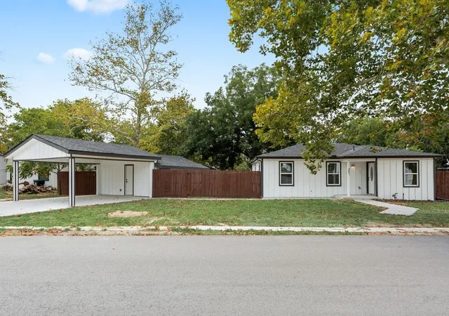Photo 1 of Sale Pending at 307 N 4th St, Crandall, TX 75114 | MLS# 21367120 | Listing updated on 2026-09-27