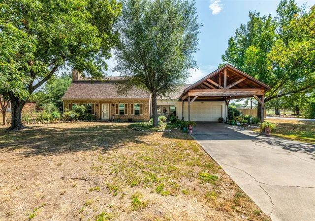 Photo 1 of Single family home for sale at 719 S Houston St, Edgewood, TX 75117 | MLS# 21366554 | Listing updated on 2026-09-22