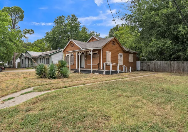 Photo 1 of Single family home for sale at 905 N Frances St, Terrell, TX 75160 | MLS# 21365778 | Listing updated on 2026-09-17