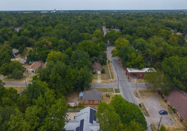 Photo 3 of Single family home for sale at 905 N Frances St, Terrell, TX 75160 | MLS# 21365778 | Listing updated on 2026-09-17