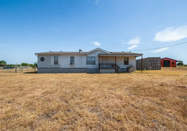 Photo 3 of Manufactured home for sale at 523 W Pecan Tree Rd, Waxahachie, TX 75167 | MLS# 21367129 | Listing updated on 2026-08-23