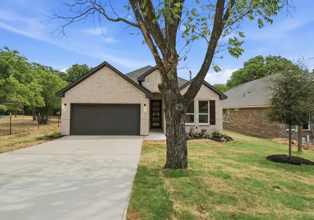 Single family home for sale at 205 Bullard St, Weatherford, TX 76086 | MLS# 21365314 | Listing updated on 2026-08-23