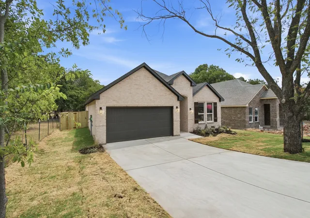 Photo 1 of Single family home for sale at 205 Bullard St, Weatherford, TX 76086 | MLS# 21365314 | Listing updated on 2026-08-23