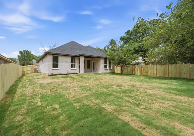 Photo 3 of Single family home for sale at 205 Bullard St, Weatherford, TX 76086 | MLS# 21365314 | Listing updated on 2026-08-23