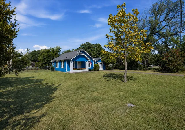 Photo 3 of Single family home for sale at 504 Fannin St, Millsap, TX 76066 | MLS# 21366876 | Listing updated on 2026-09-29