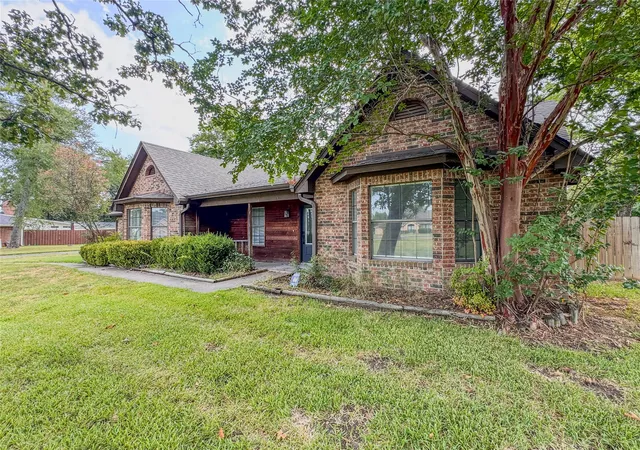 Photo 2 of Single family home for sale at 204 Briarwood St, Sulphur Springs, TX 75482 | MLS# 21362456 | Listing updated on 2026-09-19