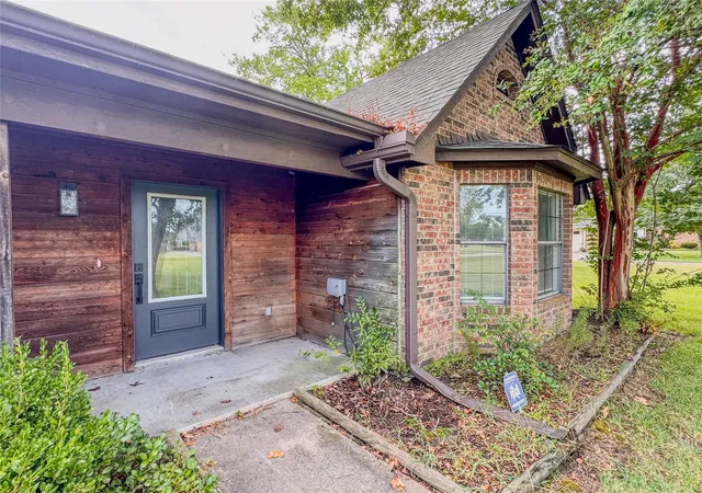 Photo 3 of Single family home for sale at 204 Briarwood St, Sulphur Springs, TX 75482 | MLS# 21362456 | Listing updated on 2026-09-19