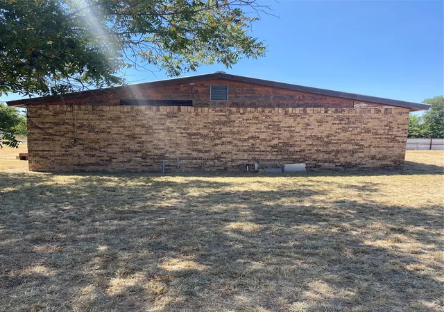 Photo 3 of Single family home for sale at 1415 Mountain St, Coleman, TX 76834 | MLS# 21366039 | Listing updated on 2026-08-24