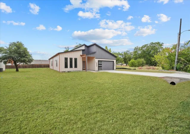 Photo 2 of Single family home for sale at 106 W Dogwood Trl, Fate, TX 75087 | MLS# 21349382 | Listing updated on 2026-09-21
