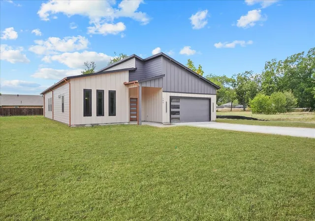 Photo 3 of Single family home for sale at 106 W Dogwood Trl, Fate, TX 75087 | MLS# 21349382 | Listing updated on 2026-09-21