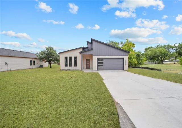 Photo 4 of Single family home for sale at 106 W Dogwood Trl, Fate, TX 75087 | MLS# 21349382 | Listing updated on 2026-09-21