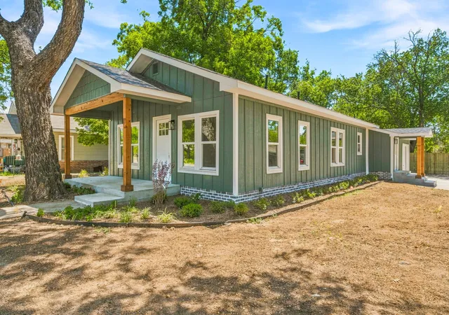 Photo 1 of Single family home for sale at 910 3rd St, Graham, TX 76450 | MLS# 21367400 | Listing updated on 2026-09-30