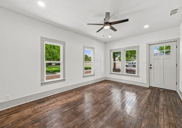 Photo 3 of Single family home for sale at 910 3Rd St, Graham, TX 76450 | MLS# 21367400 | Listing updated on 2026-09-30
