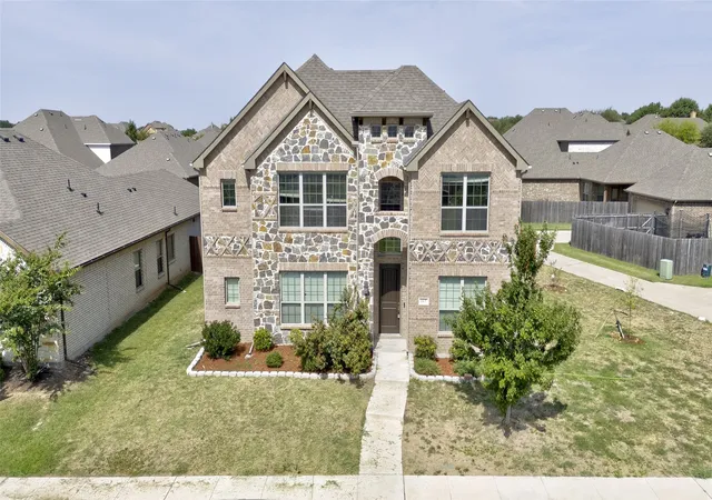 Photo 4 of Single family home for sale at 117 Melody Wy, Red Oak, TX 75154 | MLS# 21346422 | Listing updated on 2026-10-07