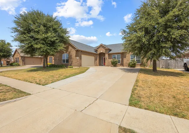 Photo 2 of Single family home for sale at 302 Kaylee Wy, Red Oak, TX 75154 | MLS# 21367459 | Listing updated on 2026-08-24