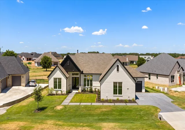 Photo 1 of Single family home for sale at 2119 Middlewood Cir, Granbury, TX 76049 | MLS# 21367467 | Listing updated on 2026-09-26