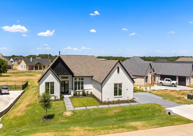 Photo 2 of Single family home for sale at 2119 Middlewood Cir, Granbury, TX 76049 | MLS# 21367467 | Listing updated on 2026-09-26