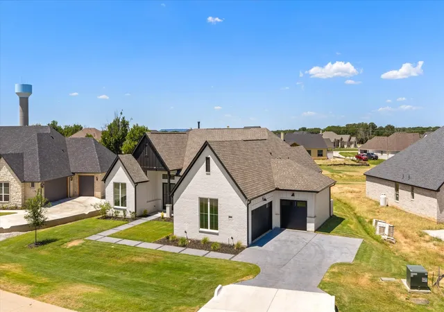 Photo 3 of Single family home for sale at 2119 Middlewood Cir, Granbury, TX 76049 | MLS# 21367467 | Listing updated on 2026-09-26