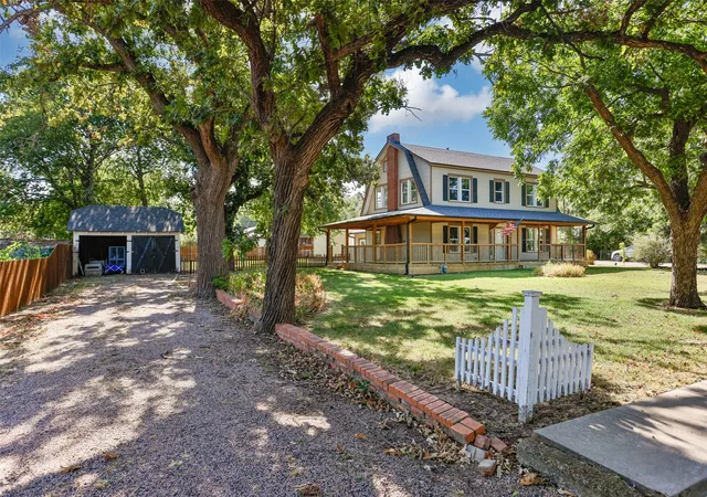 Photo 4 of Single family home for sale at 610 S Lee St, Valley View, TX 76272 | MLS# 21362255 | Listing updated on 2026-08-24