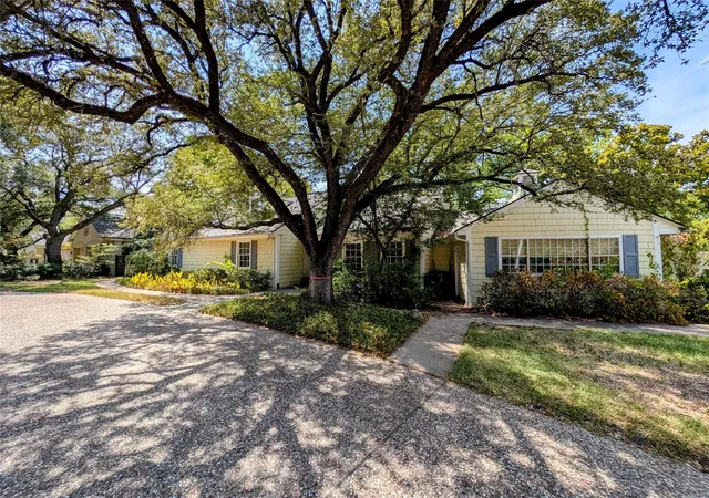 Photo 1 of Single family home for sale at 215 N Rivercrest Dr, Fort Worth, TX 76107 | MLS# 21367491 | Listing updated on 2026-08-24