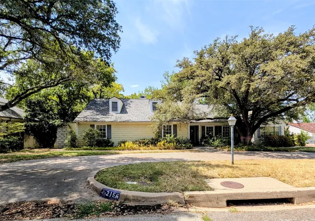 Photo 2 of Single family home for sale at 215 N Rivercrest Dr, Fort Worth, TX 76107 | MLS# 21367491 | Listing updated on 2026-08-24