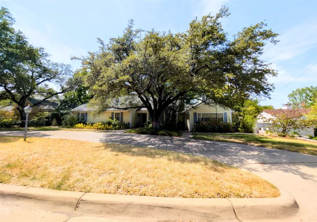 Photo 2 of Single family home for sale at 215 N Rivercrest Dr, Fort Worth, TX 76107 | MLS# 21367491 | Listing updated on 2026-08-24