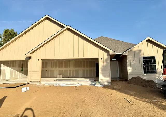 Photo 1 of Sale Pending at 105 Shoshone Cvs, Lake Kiowa, TX 76240 | MLS# 21367535 | Listing updated on 2026-09-26