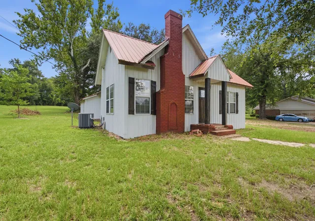 Photo 3 of Single family home for sale at 506 E Longview St, Arp, TX 75750 | MLS# 21367576 | Listing updated on 2026-08-24