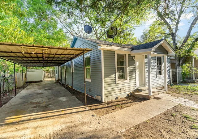 Photo 2 of Single family home for sale at 2314 Frank Henderson Jr Dr, Dallas, TX 75216 | MLS# 21367584 | Listing updated on 2026-08-24