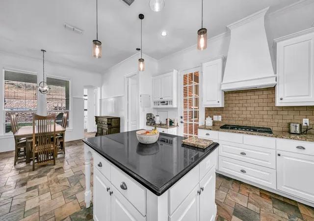 Photo 3 of Single family home for sale at 1555 Hunterglenn Dr, Aledo, TX 76008 | MLS# 21367206 | Listing updated on 2026-10-01