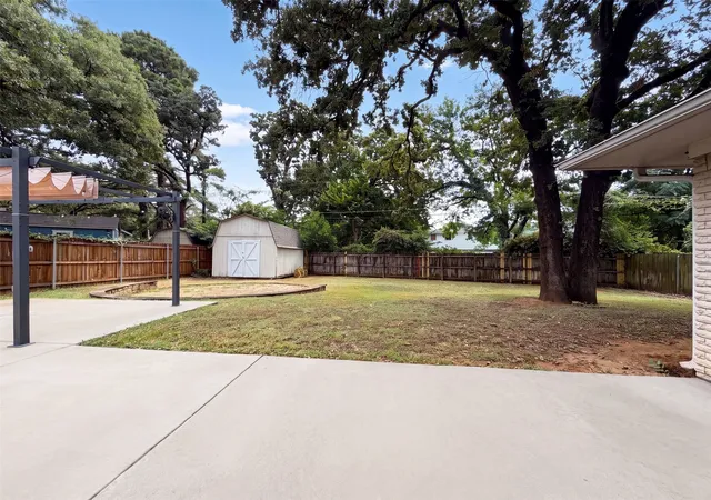 Photo 19 of Single family home for sale at 1805 Brookview Dr, Arlington, TX 76010 | MLS# 21367644 | Listing updated on 2026-10-09