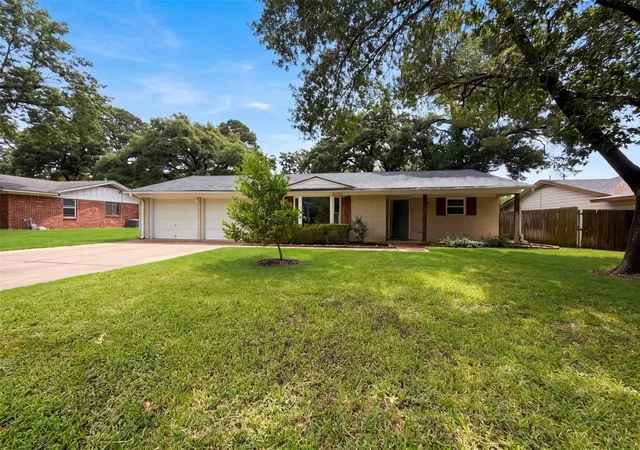 Photo 1 of Single family home for sale at 1805 Brookview Dr, Arlington, TX 76010 | MLS# 21367644 | Listing updated on 2026-10-09