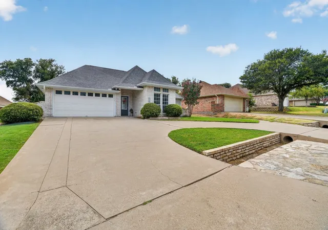 Photo 3 of Sale Pending at 8730 Bellechase Rd, Granbury, TX 76049 | MLS# 21367462 | Listing updated on 2026-09-28