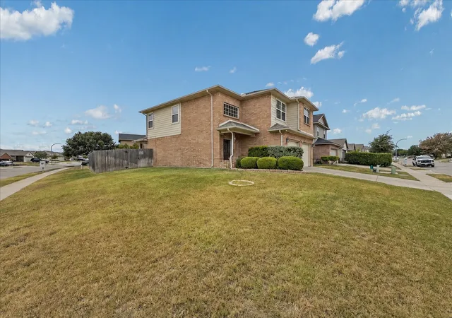 Photo 2 of Sale Pending at 5701 Parkview Hills Ln, Fort Worth, TX 76179 | MLS# 21367385 | Listing updated on 2026-10-07