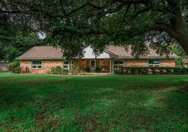 Photo 1 of Single family home for sale at 1413 S Main St S, Lindale, TX 75771 | MLS# 21364463 | Listing updated on 2026-08-24
