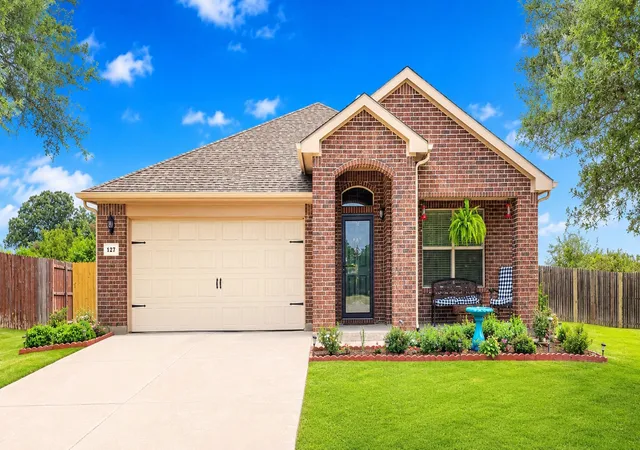 Photo 1 of Single family home for sale at 127 Creekview Dr, Azle, TX 76020 | MLS# 21365143 | Listing updated on 2026-08-25