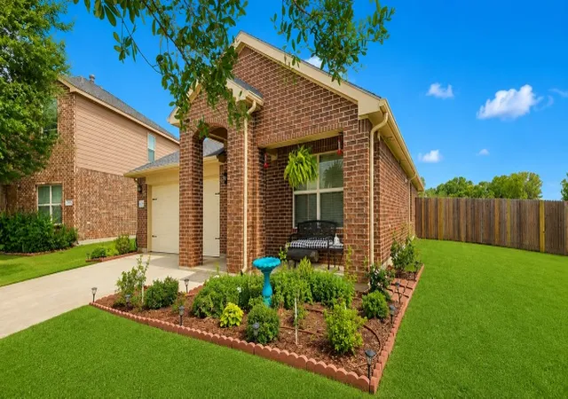 Photo 2 of Single family home for sale at 127 Creekview Dr, Azle, TX 76020 | MLS# 21365143 | Listing updated on 2026-08-25