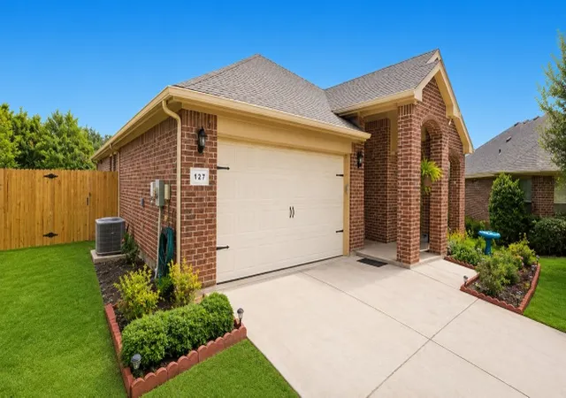 Photo 3 of Single family home for sale at 127 Creekview Dr, Azle, TX 76020 | MLS# 21365143 | Listing updated on 2026-08-25
