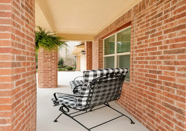 Photo 4 of Single family home for sale at 127 Creekview Dr, Azle, TX 76020 | MLS# 21365143 | Listing updated on 2026-08-25