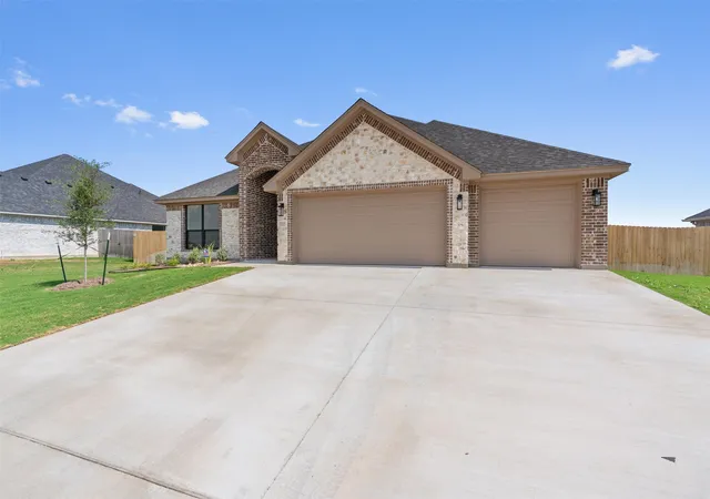 Photo 2 of Single family home for sale at 1408 Tahonta Dr, Hewitt, TX 76643 | MLS# 21361979 | Listing updated on 2026-09-24