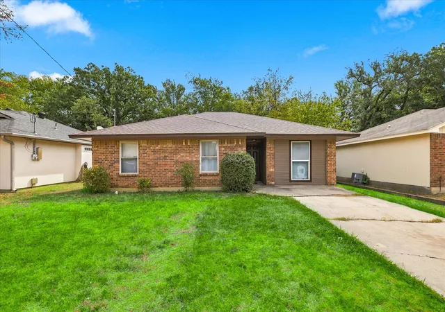 Photo 1 of Single family home for sale at 921 Baldwin St, Denton, TX 76205 | MLS# 21357724 | Listing updated on 2026-08-24