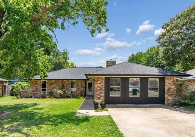 Photo 1 of Single family home for sale at 110 Bryn Mawr Ln, Waxahachie, TX 75165 | MLS# 21367458 | Listing updated on 2026-08-29