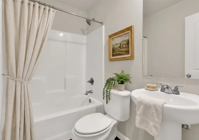 Photo 4 of Single family home for sale at 414 E Munson St, Denison, TX 75021 | MLS# 21367775 | Listing updated on 2026-09-25